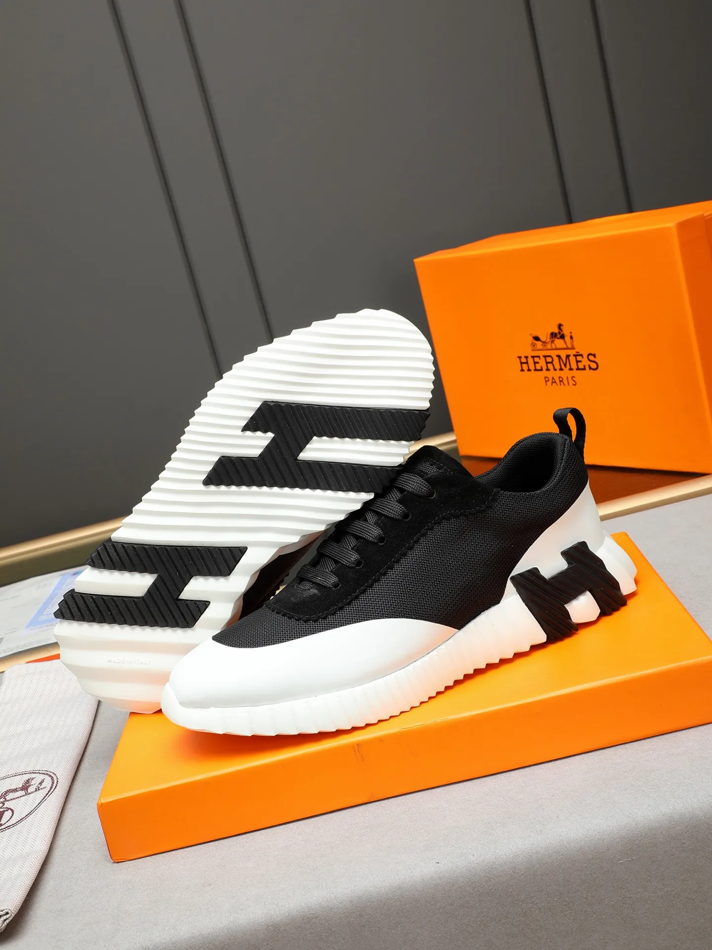 Men's shoes 💰460 [Hermes] fe new arrival~ New Bouncing sneakers Hermès are the most comfortable shoes, no one else⃣️, they are very light on the feet and look great, you will not feel tired when you go shopping and running around 👍 Very light and comfortable, extremely light, suitable for both sports and leisure, and feel great when you step on them! It’s up to you to choose, there’s always what you want~ ✔️Fabric: First layer frosted➕Imported glue➕Breathable mesh ✔️Inner lining: Imported mesh ✔️Outsole: Original outsole ✔️Size: Men’s 38-44 (45 custom-made)
